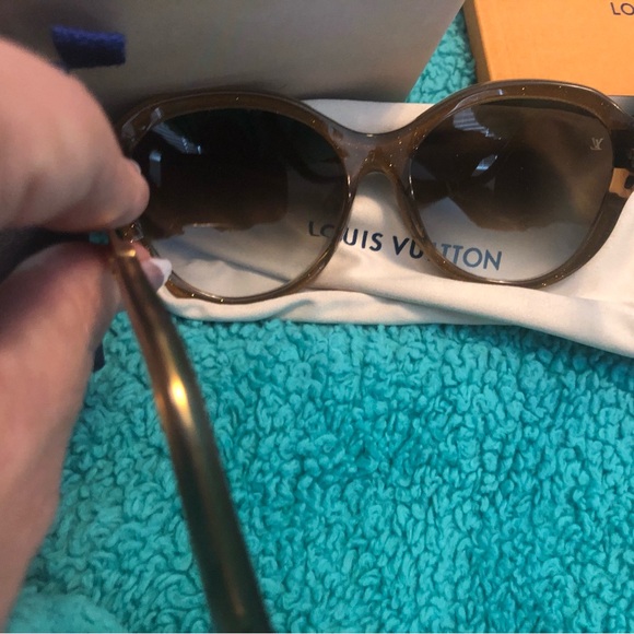 Authentic Women’s Louis Vuitton Sunglass - Picture 11 of 15